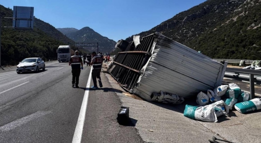 Tır devrildi, ortalık savaş alanına döndü: Genç sürücü hayatını kaybetti