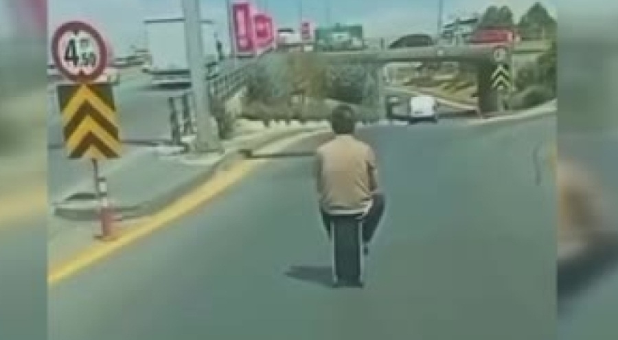 Trafikte ilginç görüntü: Elektrikli valizle yolculuk