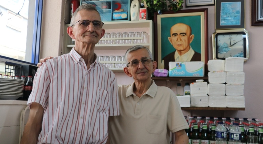 Bursa'da babalarından kalan 65 yıllık köfte dükkanına sahip çıkıyorlar