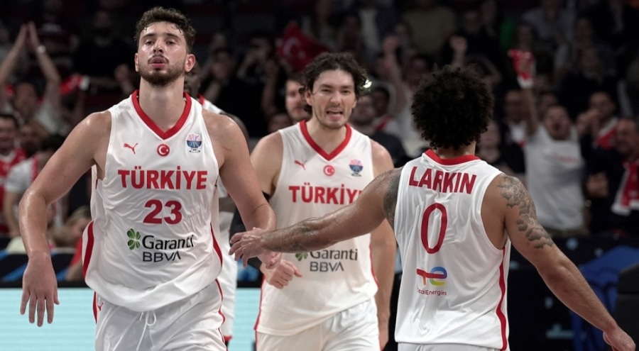 12 Dev Adam, Avrupa Şampiyonası'nda çeyrek final peşinde