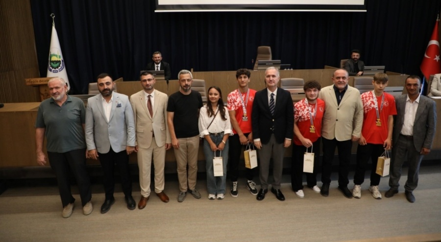 İnegöl'ün başarılı gençleri, mecliste misafir edildi