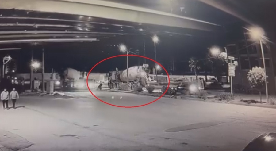 Beton mikserinin ezdiği motosikletin sürücüsü son anda kurtuldu
