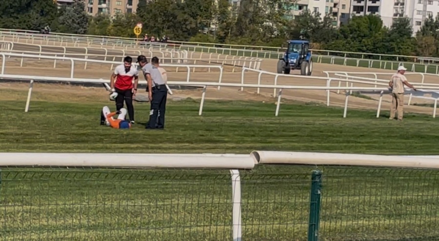 Bursa'da attan düşen jokeyin yerine yarıştı birinci oldu