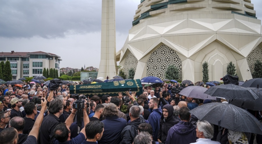 Marmara Denizi'nde teknesi parçalanan Halit Yukay'ın cenazesi toprağa verildi