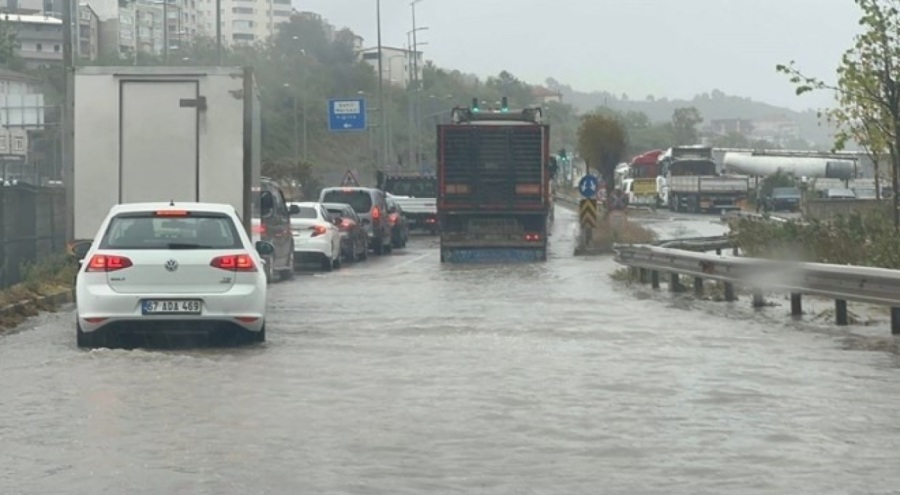 Zonguldak'ta şiddetli yağış ulaşımı aksattı