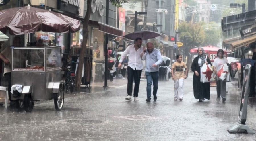 Bandırma'da sağanak yağış etkili oldu