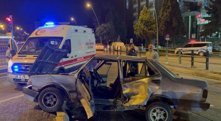 Otomobil kazada ortadan büküldü: Yaralılar var