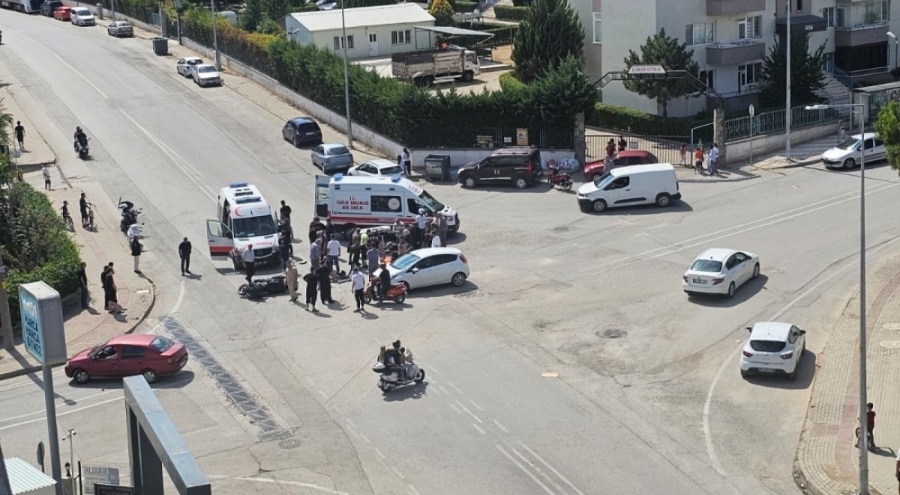 Bursa'da otomobil ile çarpışan motosikletteki çift yaralandı
