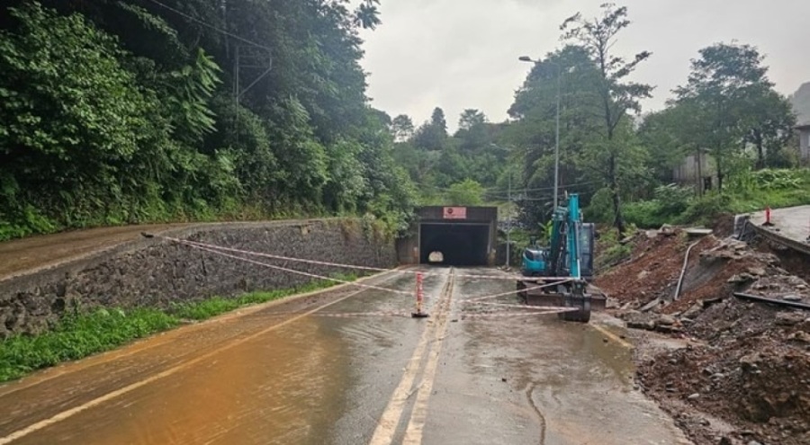 Arhavi'de heyelan riski: Tünel trafiğe kapatıldı