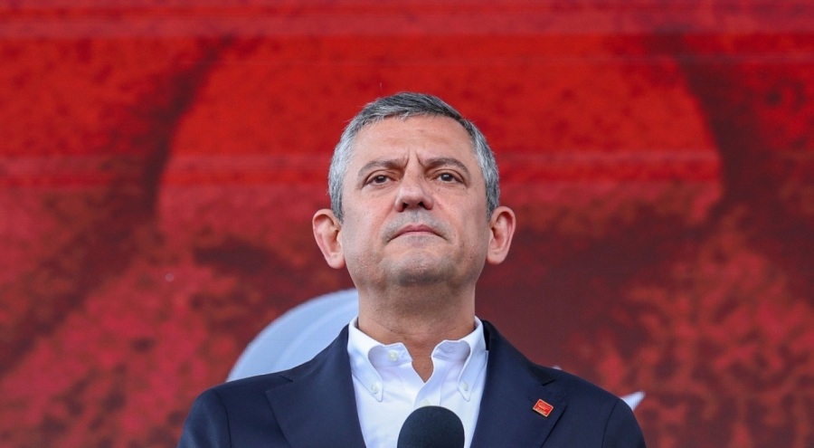 Özgür Özel'den İstanbul İl Başkanlığı'na çağrı: Cumhuriyet'e saldıranlara karşı duracağız!