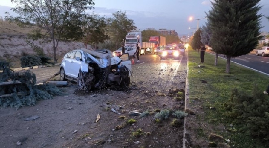 Aydınlatma direği otomobilin üzerine düştü: 2 yaralı