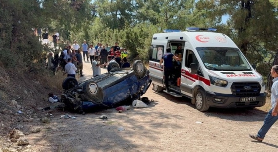 Düğün yemeğine giderken 30 metrelik şarampolden uçtular