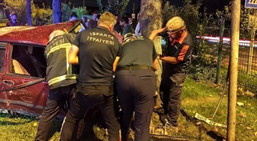 Ağaca çarpan otomobilin sürücüsü yaşamını yitirdi