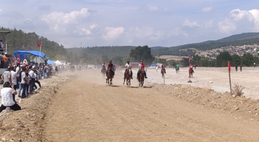 Bursa'nın Orhaneli ilçesinde rahvan at yarışları düzenlendi
