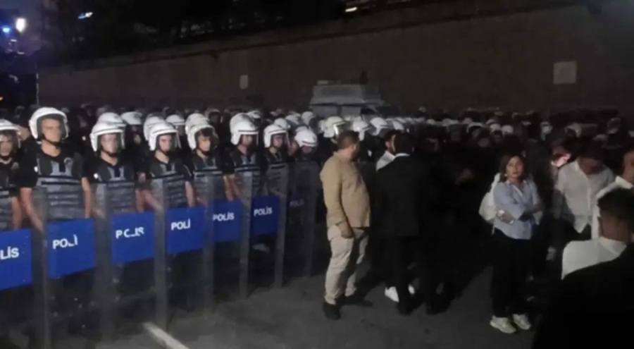 CHP üyesi, İstanbul İl Başkanlığına girişini engelleyen polisler hakkında suç duyurusunda bulundu