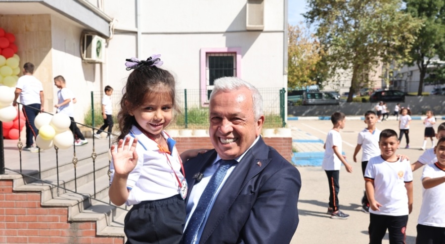 Şadi Başkan'dan miniklere "Okula hoş geldin" hediyesi