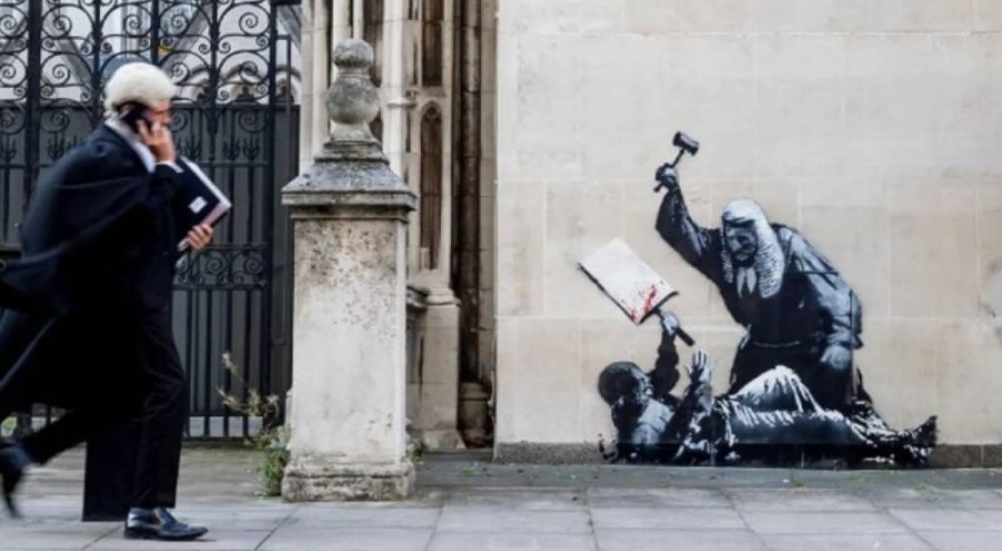 Banksy'nin yeni eseri: 'Eylemciye tokmakla vuran yargıç'