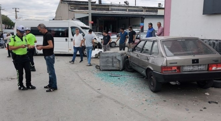Servis minibüsü ile öğrenci servisi çarpıştı: Yaralılar var
