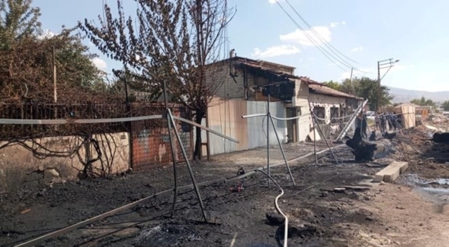 Şantiyedeki yangın evlere sıçradı