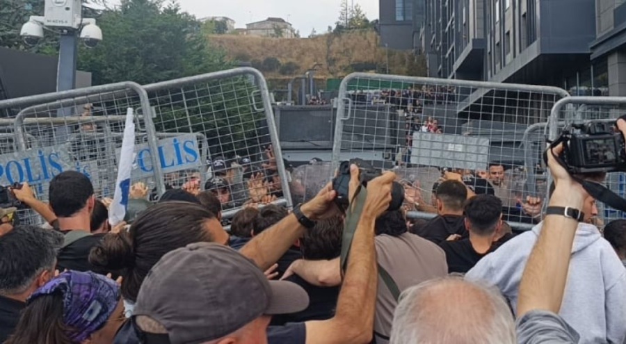 CHP İstanbul İl Başkanlığı'na polis ablukasında 10 gözaltı