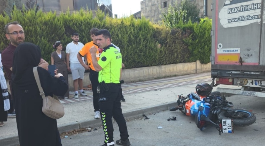 Bursa'da park halindeki tıra çarptı!