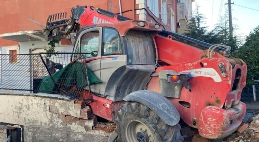 Yokuş aşağı kontrolden çıkan iş makinesi dehşet saçtı: 2'si çocuk 4 yaralı