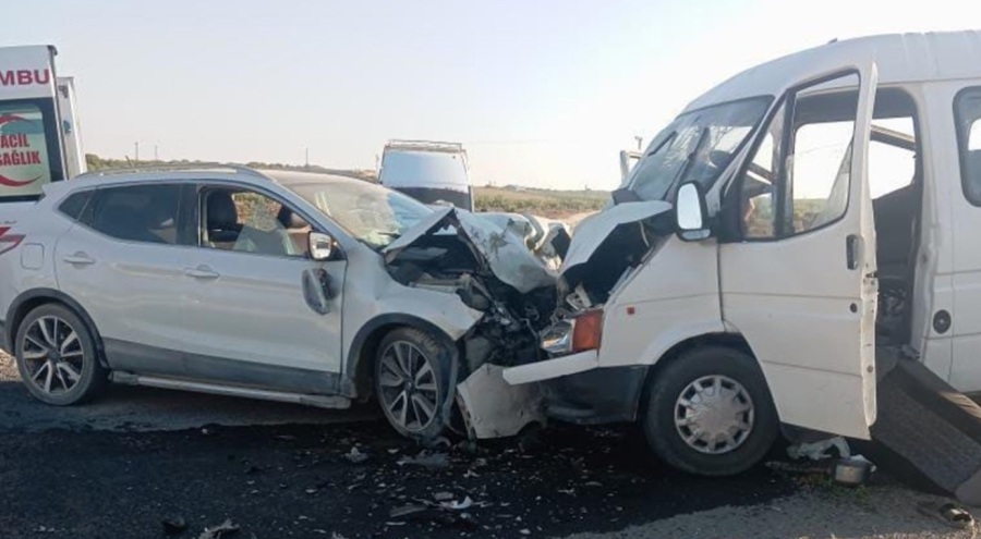 İşçileri taşıyan minibüs otomobil ile çarpıştı: Çok sayıda yaralı var