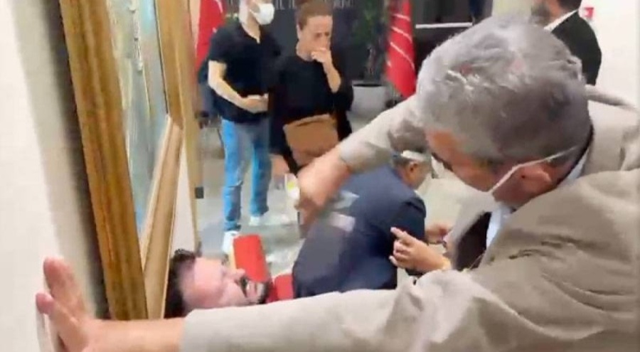 Kayyum Gürsel Tekin'e yol açmak için polis CHP'lilere müdahale etti: "Binanın içi gazlanıyor, iyi değiliz"