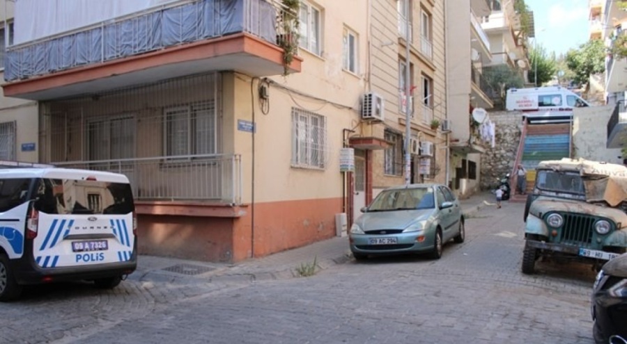 Kapının önüne koyulan çöp, ekipleri harekete geçirdi