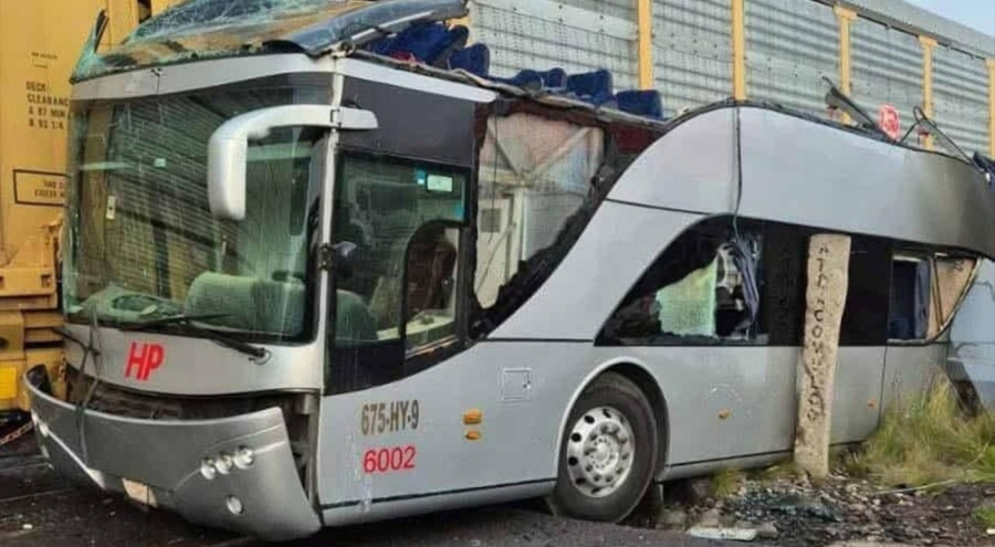 Meksika'da yolcu otobüsü trenle çarpıştı: 8 ölü, 45 yaralı