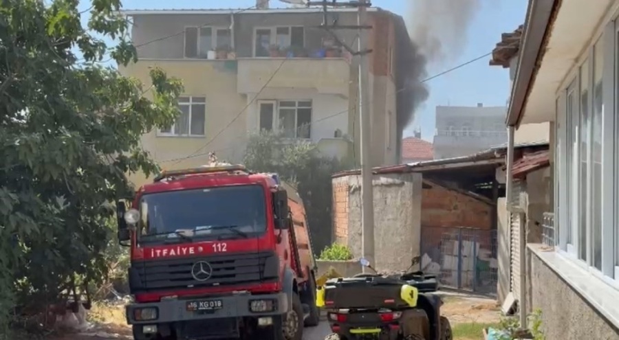 Bursa'da yaşlı kadın yangın sırasında balkonda mahsur kaldı!