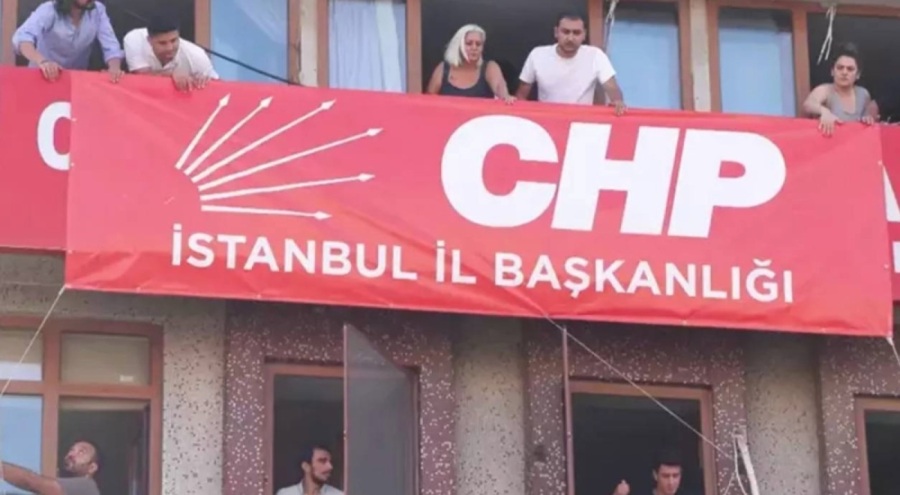 CHP Bahçelievler İlçe Başkanlığı'na "İstanbul İl Başkanlığı" yazısı asıldı