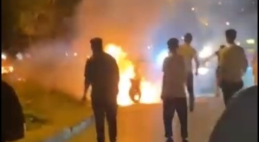 Bursa'da alev alan motosikleti, kırık ayağıyla koşarak yetişen yardımsever kurtardı