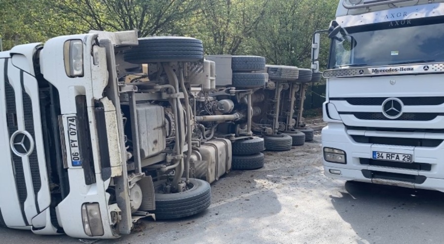 Hafriyat kamyonu devrildi: 1 yaralı