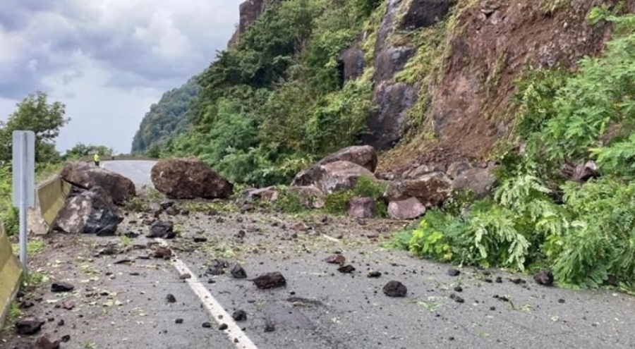 Artvin'de heyelan! Karadeniz Sahil Yolu ulaşıma kapandı