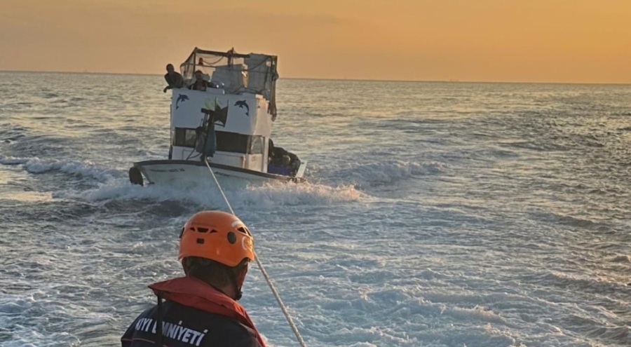 Çanakkale Boğazı'nda makine arızası yapan tekne yedeklenerek çekildi