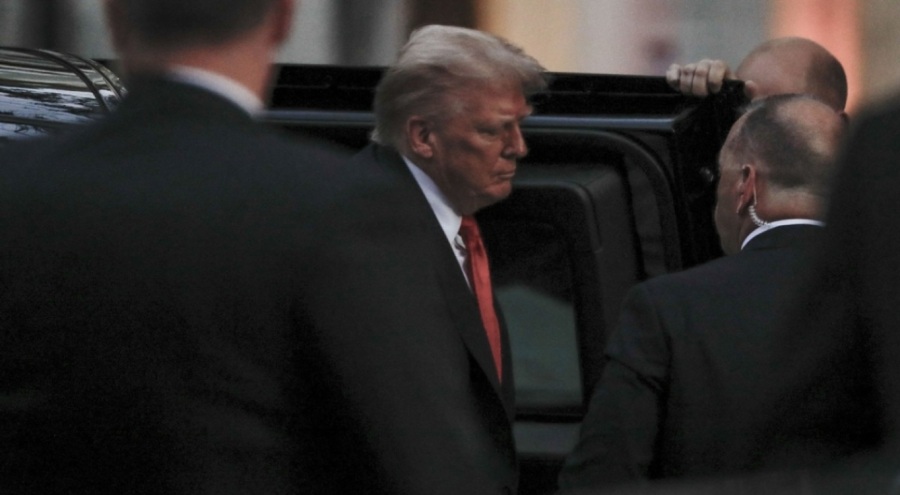 ABD Başkanı Donald Trump'a gittiği restoranda protesto şoku! "Trump, bugünün Hitleri"