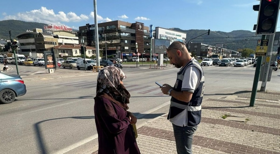 Bursa'da polis ekiplerinden cadde ve kavşaklarda dilenci denetimi