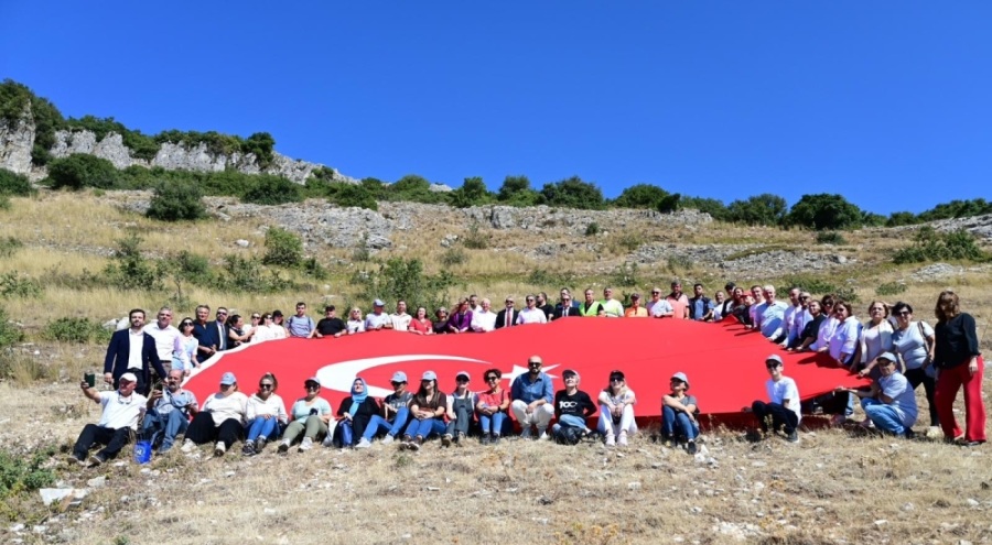 Gemlik'te bulunan dünyanın en büyük Atatürk imzası yenilendi