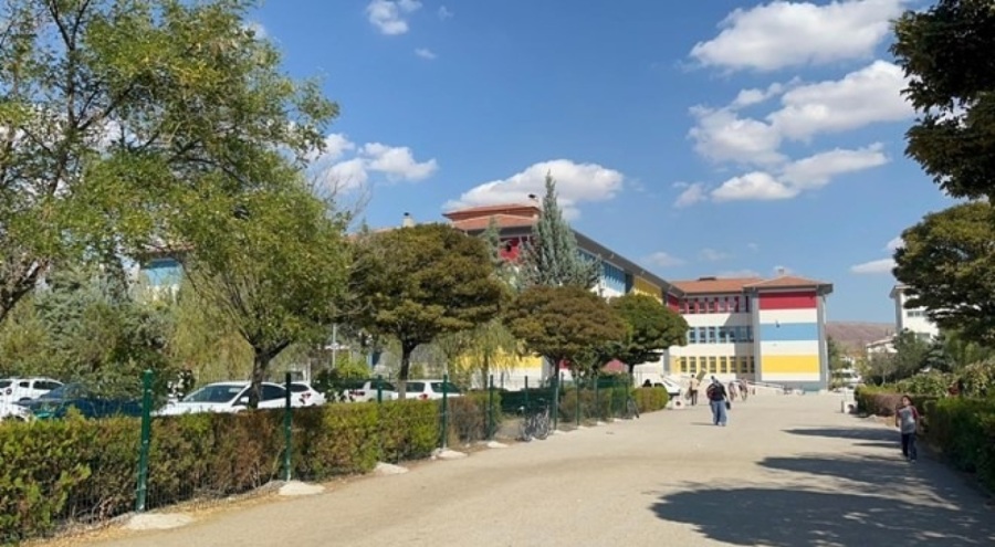 Okul müdürü darbedildi