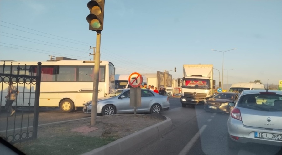 Bursa'da işçi servisiyle minibüs çarpıştı!