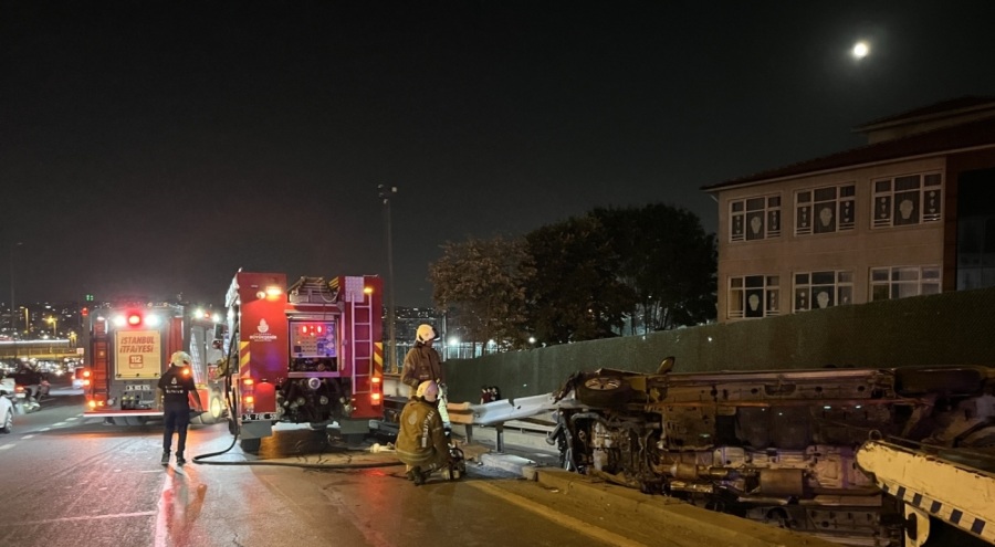 Minibüs bariyere çarpıp yan yattı