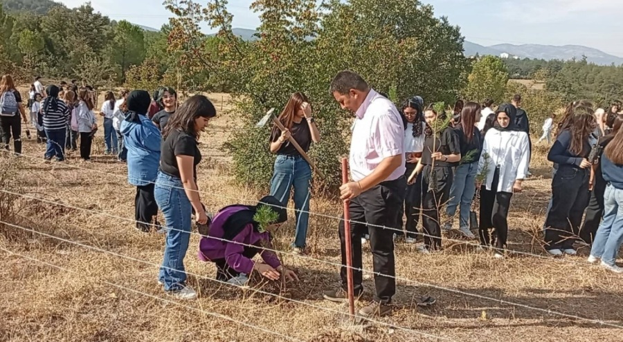 Orhaneli'de lise öğrencileriyle fidan dikme etkinliği düzenlendi