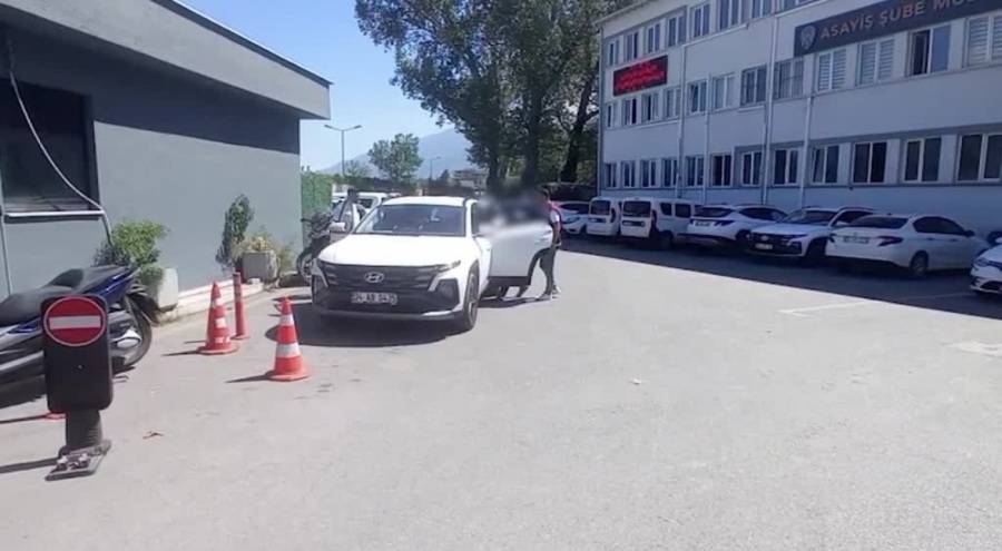 Bursa'da ATM'den para çeken kişileri dolandırdığı iddia edilen zanlı yakalandı