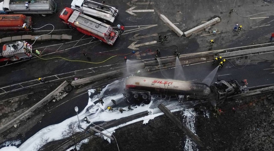 Yanıcı madde taşıyan tanker patladı: 3 ölü, 70 yaralı