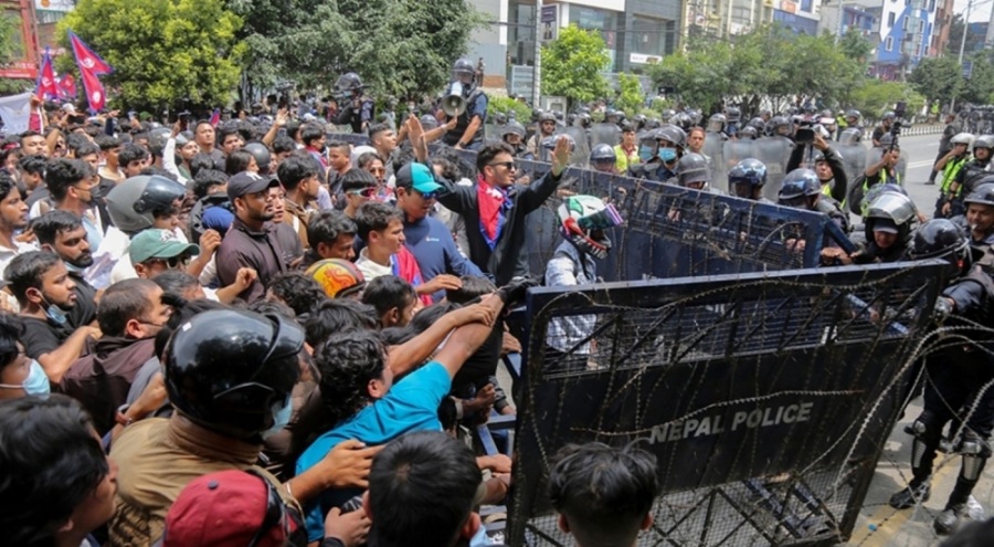 Nepal'de protestoculardan cezaevlerine baskın