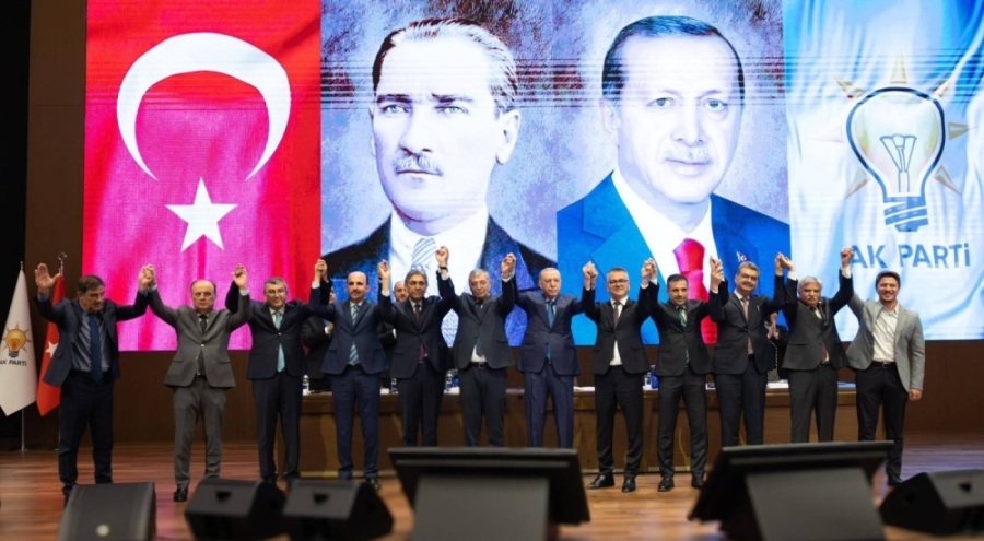 İki belediye başkanı AK Parti'ye katıldı, Cumhurbaşkanı Erdoğan rozet taktı