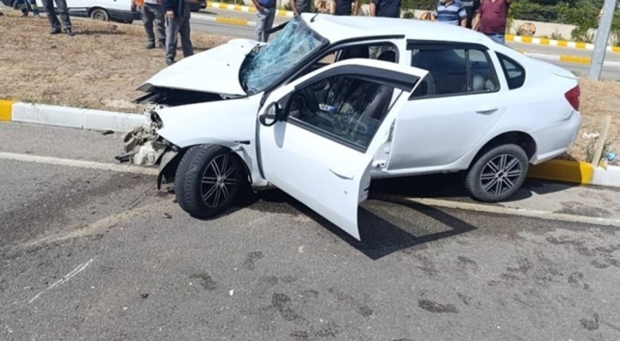 Kepçeye çarpan otomobilin sürücüsü yaralandı