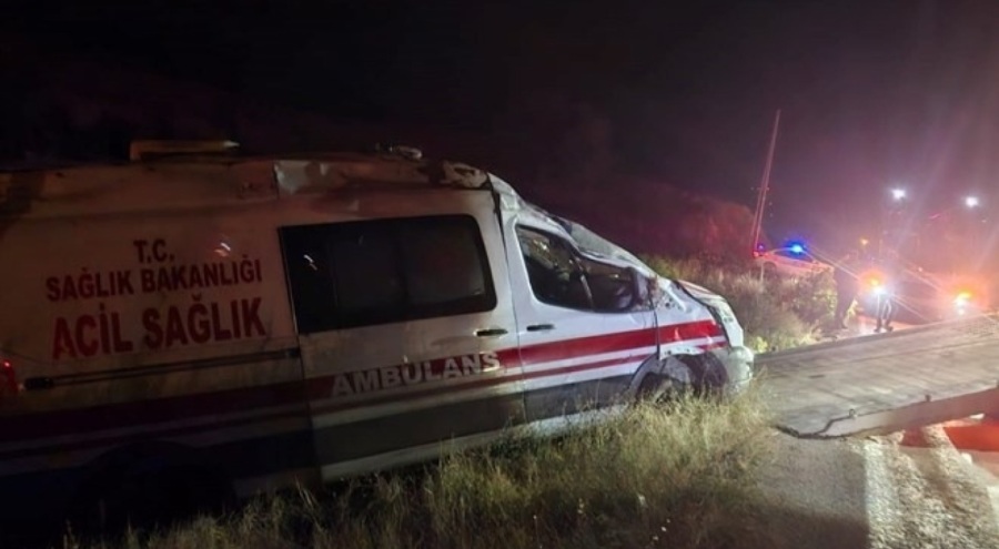Kontrolden çıkan ambulans takla attı: 3 personel yaralandı