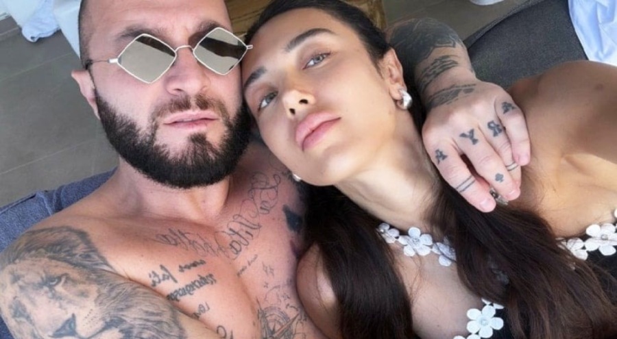 Şarkıcı Berkay ve eşi Özlem Ada Şahin otelin sürprizini beğenmedi